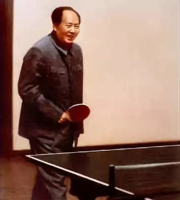 1963年，毛澤東在中南海打乒乓球.png