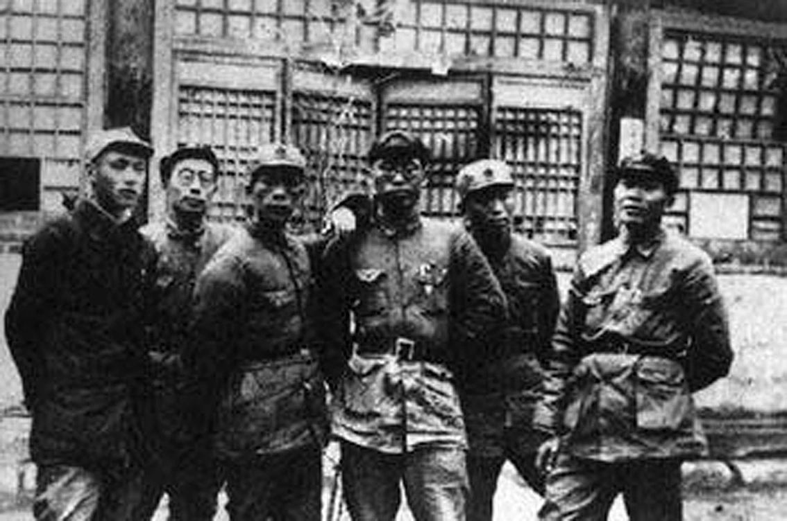 羅榮桓擔(dān)任軍委后方政治部主任時(shí)，與譚政等合影.jpg