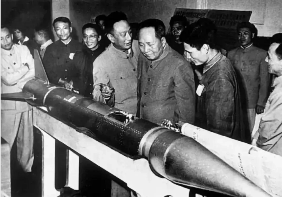 1960年5月，毛澤東在上海參觀中國(guó)研究制造的第一枚探空火箭?.png