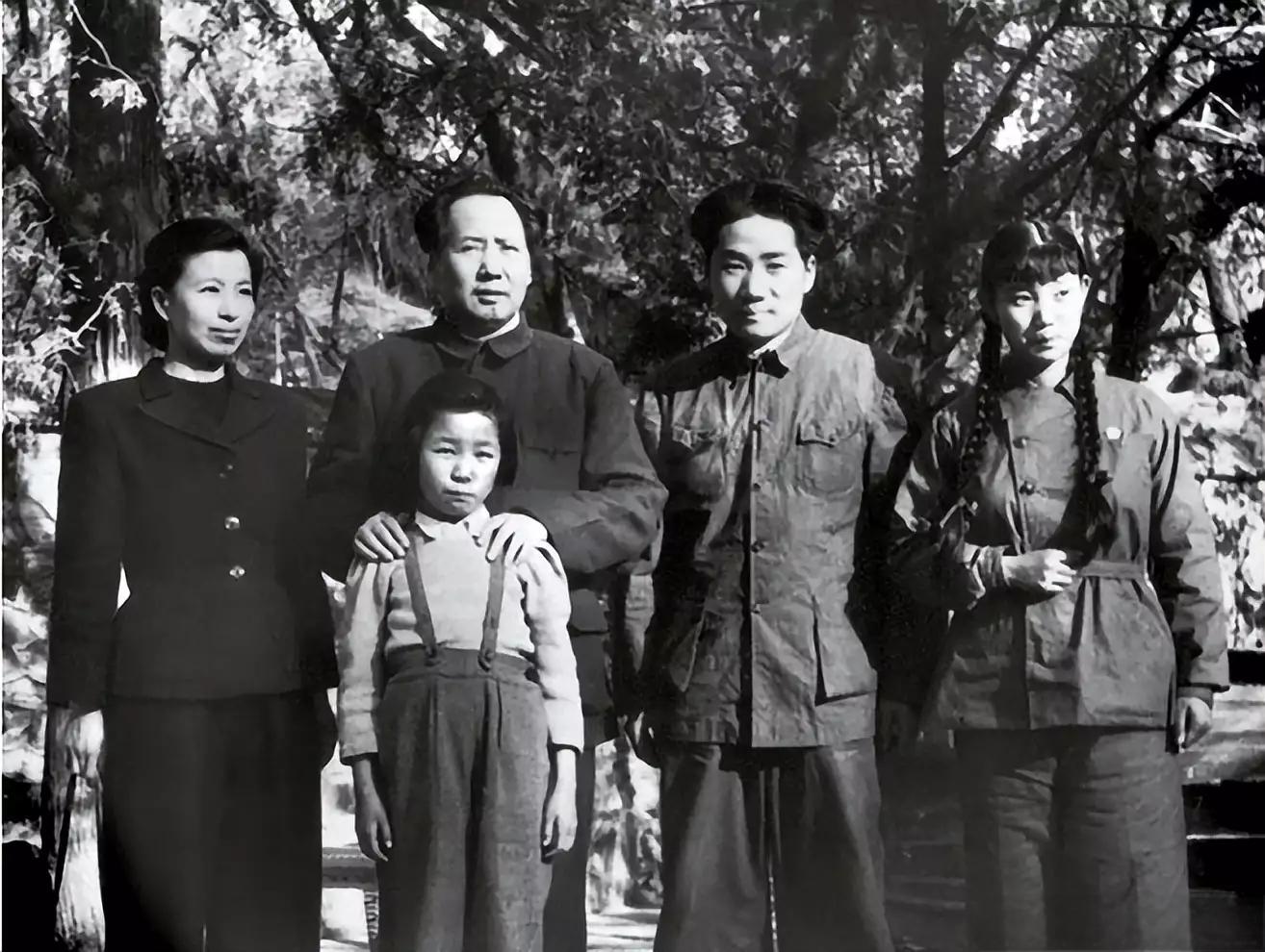 毛岸英是主席和第一任妻子楊開(kāi)慧所生的兒子。生于1922年10月。毛岸英1950年10月參加朝鮮戰(zhàn)爭(zhēng)，跟隨抗美援朝部隊(duì)入朝作戰(zhàn)。1950年11月25日在美軍的空襲中不幸被炮彈擊中，英勇?tīng)奚?。今天這張全家福，是毛岸英如朝前拍攝的。下面，一起來(lái)看看吧！.webp.jpg