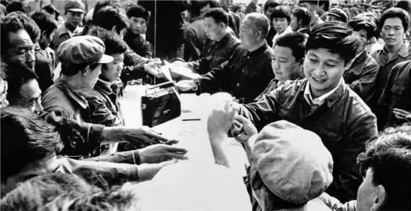 大街上擺桌子，習(xí)近平曾這樣做調(diào)研.jpg