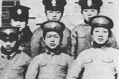 1912年 周恩來就讀于沈陽東關(guān)模范學(xué)校（前排中為周恩來）.jpg