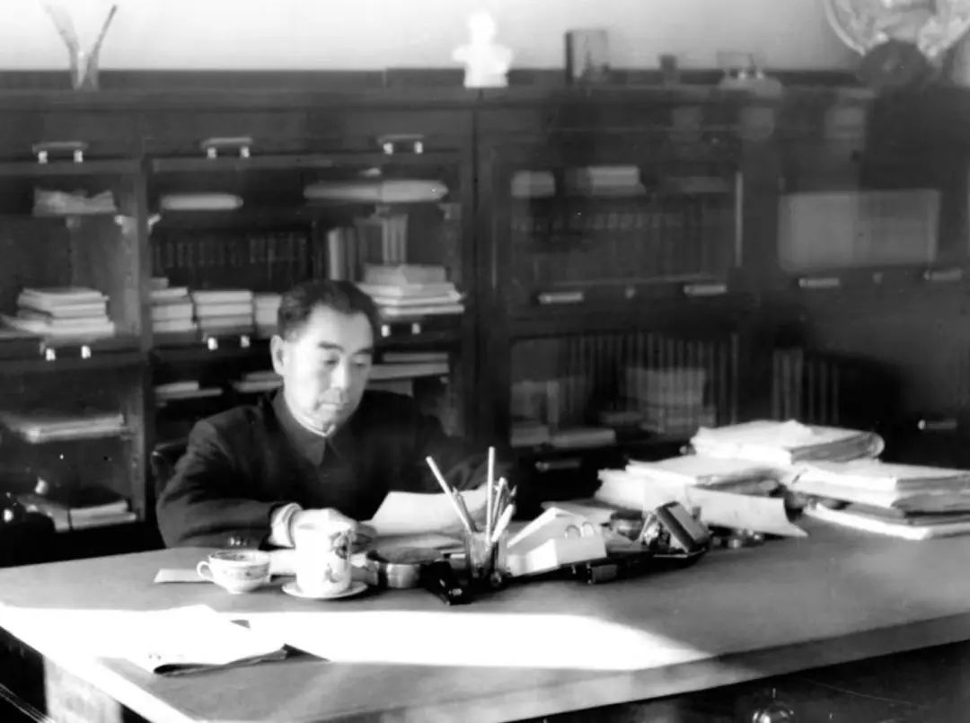 周恩來總理在辦公室工作 （新華社）.jpg