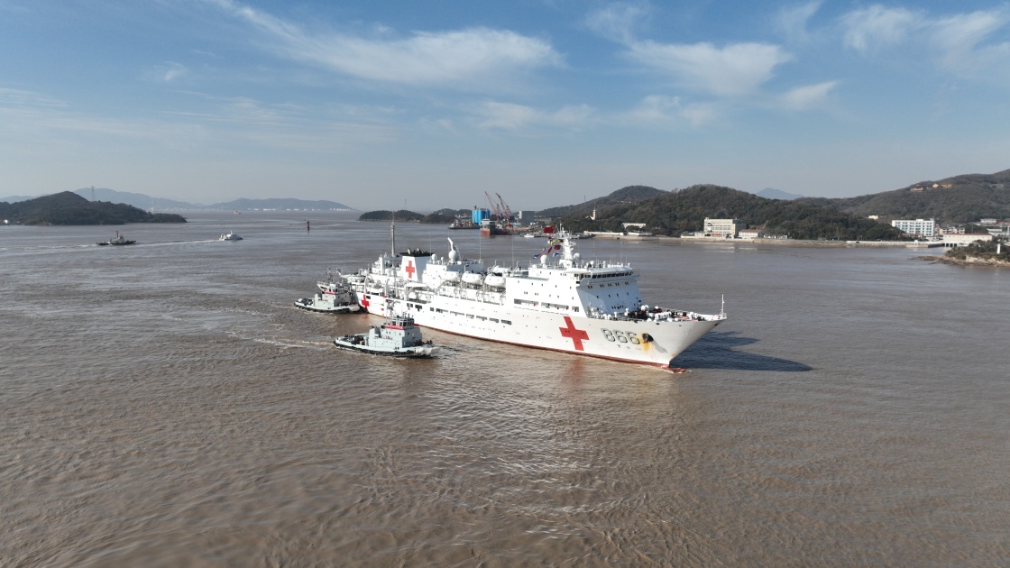 中國海軍“和平方舟”號醫(yī)院船圓滿完成“和諧使命-2024”任務(wù)歸國.jpg