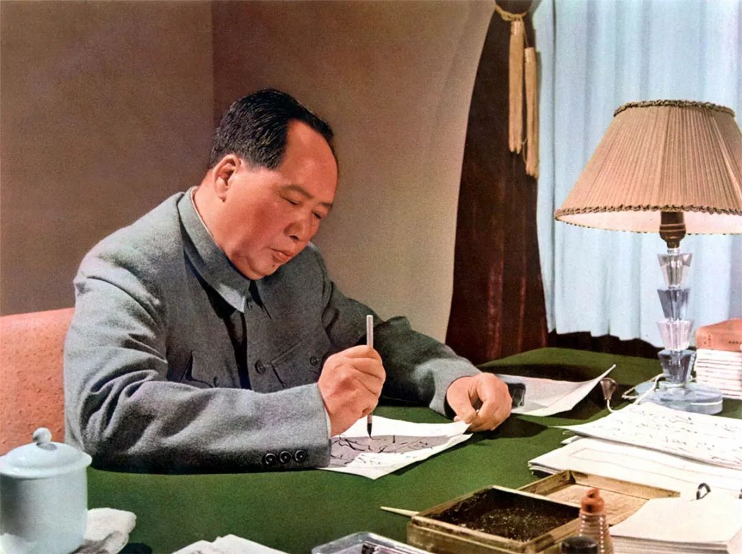 毛主席寫(xiě)作.jpg