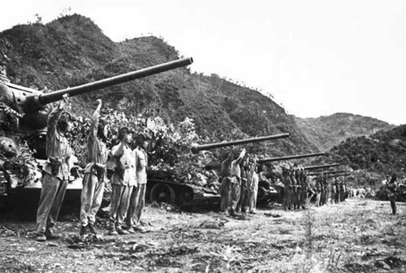 1953年7月，中朝兩國軍隊(duì)發(fā)動(dòng)對敵的最后一戰(zhàn)——金城戰(zhàn)役，殲敵5萬余人，迫使侵略者在朝鮮停戰(zhàn)協(xié)定上簽字。這是志愿軍某集團(tuán)軍坦克部隊(duì)在戰(zhàn)前宣誓。.jpg
