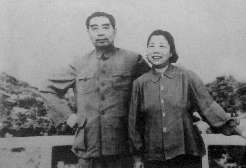 母親收藏的一張周恩來(lái)和鄧穎超合影，估計(jì)民間沒(méi)有幾張了[原創(chuàng)] - 圖說(shuō)歷史|國(guó)內(nèi) - 華聲論壇