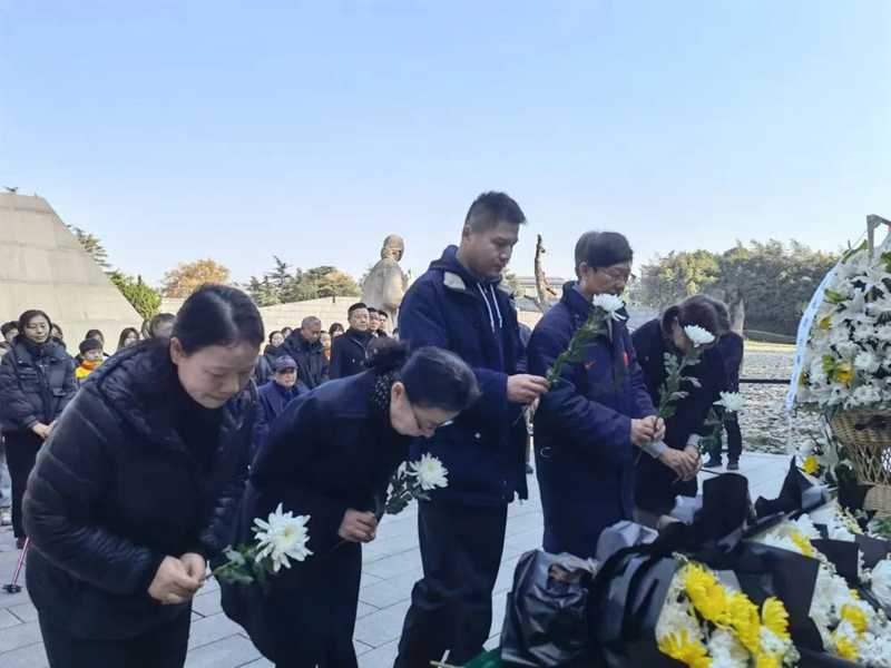 人們面向“哭墻”獻(xiàn)花。新華社記者邱冰清 攝.jpg