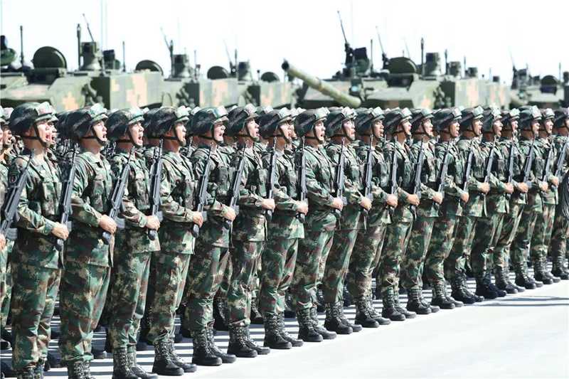 慶祝中國人民解放軍建軍90周年閱兵現(xiàn)場，受閱部隊接受檢閱。.jpg