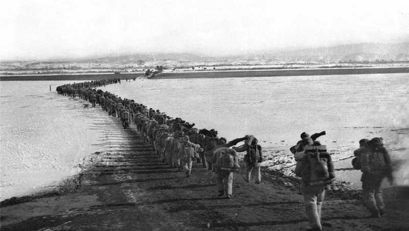 1950年冬，中國人民志愿軍跨過鴨綠江。.jpg