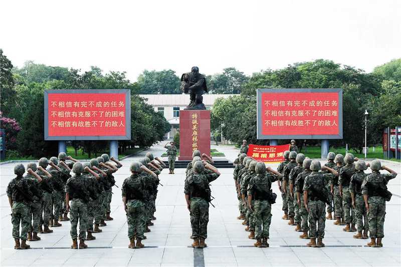 陸軍第83集團軍某旅“楊根思連”官兵向老連長報告。何百源 攝.jpg