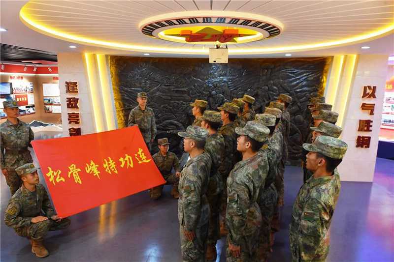 陸軍第81集團軍某旅“松骨峰特功連”舉行新兵對連旗宣誓儀式。.jpg