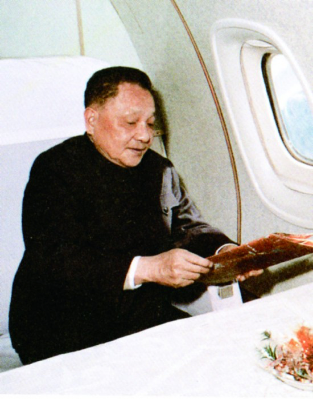 1979年，鄧小平訪美。他在世時(shí)，總有人“嚷嚷”著要跟美國全面對抗。鄧小平說：我是會打橋牌的，不要以為你有4個(gè)K就了不起了，別忘了人家還有4個(gè)A呢。.png