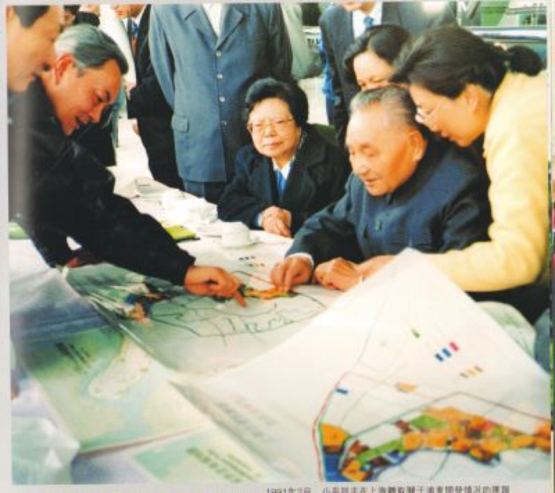 圖為1991年鄧小平視察浦東。在《鄧小平時(shí)代》一書里，.png