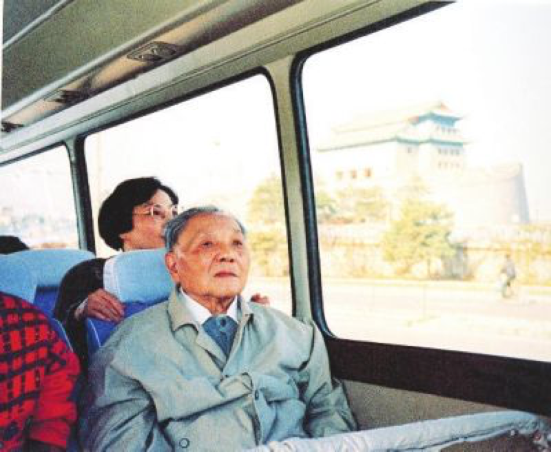 中國問題專家傅高義曾說：“中國并不是必然會出現(xiàn)一位鄧小平這樣的政治家，他出現(xiàn)了，并且改變了中國，這是中國的幸運(yùn)?！?png