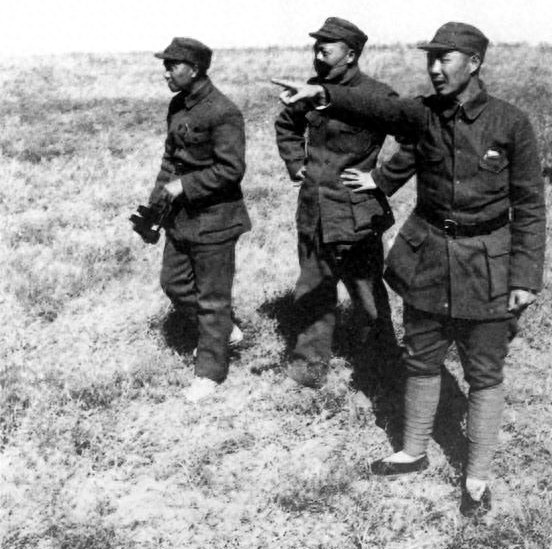 1947年4月，蕭克（左一）與聶榮臻、楊成武在正太戰(zhàn)役前線.png
