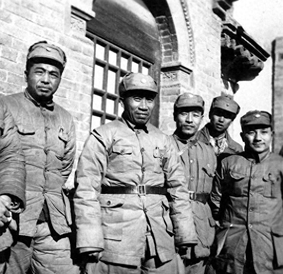 1938年，朱德、彭德懷、鄧小平、蕭克（右二）、彭雪楓等在山西洪洞縣馬牧村八路軍總部.png