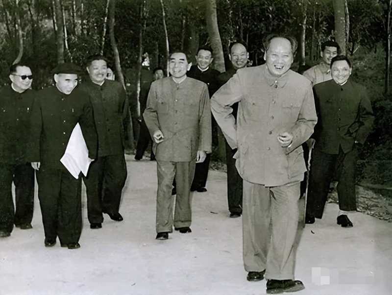 1960年1月，在廣州出席軍委擴(kuò)大會(huì)議的中央領(lǐng)導(dǎo)。右起：鄧小平、毛澤東、彭真、羅瑞卿、周恩來(lái)、賀龍、林彪、聶榮臻_(kāi)編輯(1).jpg