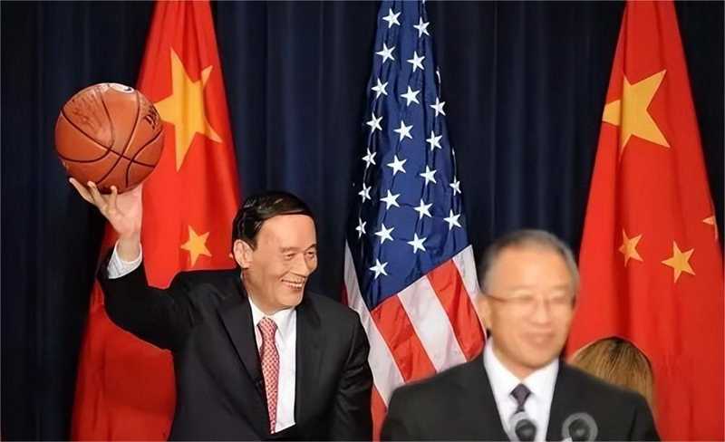 他可以在會上講故事，甚至講笑話，這是美國人以前從未想過的交流方式。同時他對公職與私人領(lǐng)域界限分明，強硬與妥協(xié)并濟，以求問題解決。.jpg