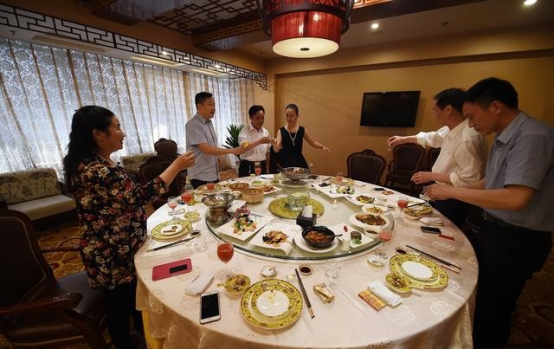 中老年人酒桌上，有這4個表現(xiàn)的人，都是“老狐貍”，千萬別輕視