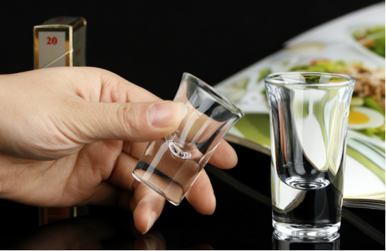 中老年人酒桌上，有這4個表現(xiàn)的人，都是“老狐貍”，千萬別輕視