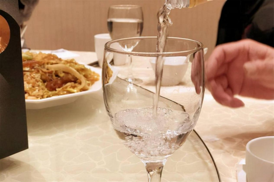 在酒桌上，輪到你敬酒時(shí)，牢記2句“行話”，領(lǐng)導(dǎo)聽了也直夸內(nèi)行