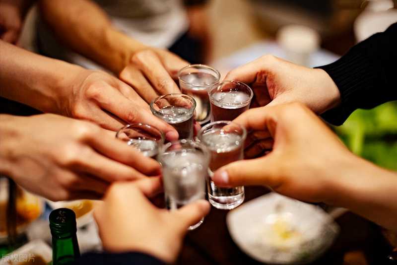 在酒桌上，輪到你敬酒時(shí)，牢記2句“行話”，領(lǐng)導(dǎo)聽了也直夸內(nèi)行