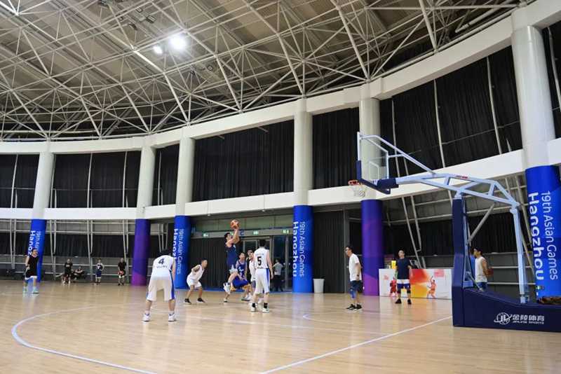市民在黃龍體育中心體育館打籃球。這里將承辦杭州亞運會體操項目比賽。.jpg