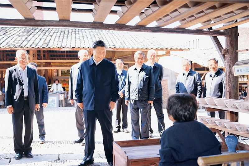 2023年10月10日至13日，中共中央總書記、國家主席、中央軍委主席習(xí)近平在江西考察。這是11日上午，習(xí)近平在景德鎮(zhèn)市陶陽里歷史文化街區(qū)考察時(shí)，同非遺傳承人親切交流。.jpg