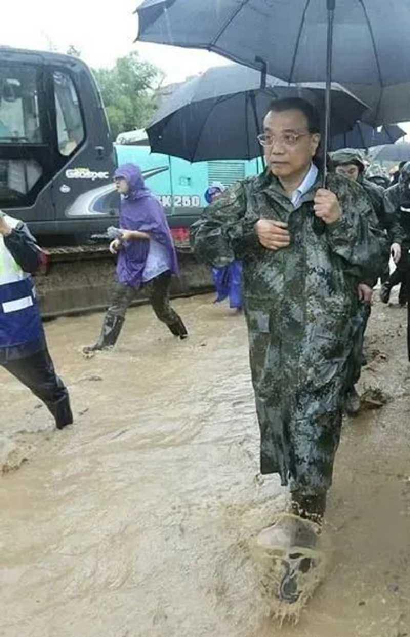 李克強(qiáng)腳踏泥濘.jpg