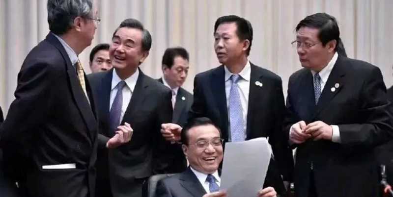 過去的十年，是中國高速發(fā)展的十年。李克強(qiáng)和周小川_看圖王(1).jpg