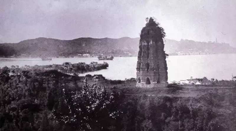 很快，老百姓開始往雷峰塔方向涌去.jpg