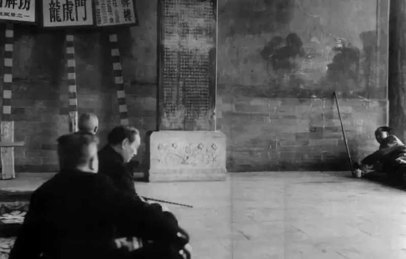 照片中，毛主席躺在地上，側(cè)身與圖中的另外兩個(gè)人說(shuō)話.jpg
