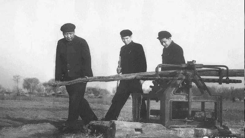 在1954年，初冬時(shí)節(jié)，他到京郊順義視察時(shí)，親自試推農(nóng)民澆水用的井車。.jpg