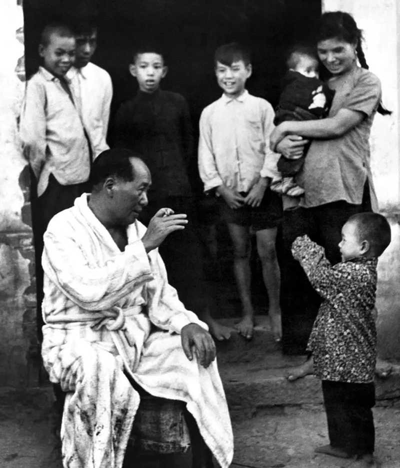 這是1958年毛主席重回老家湖南，暢游湘江后，在農(nóng)家門口與小孩打招呼。.jpg