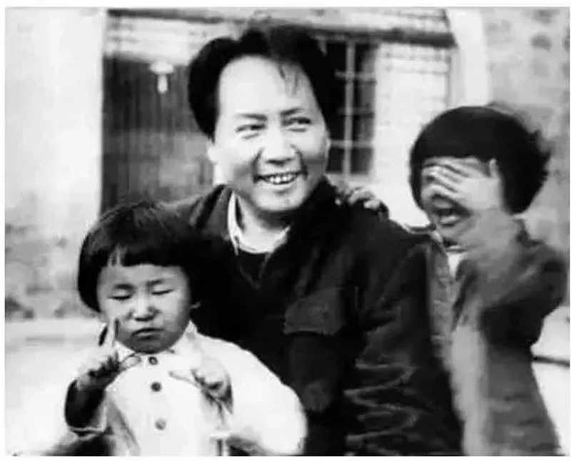 1943年，毛澤東和女兒李訥，右邊為葉子龍的女兒葉燕燕，這張父女情深的溫馨照片，至今看來仍令人感動(dòng).jpg