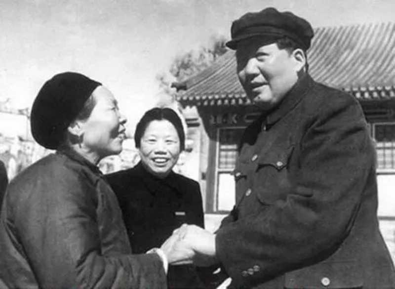 1954年，毛澤東接見抗美援朝英雄黃繼光的母親鄧芳芝。.jpg