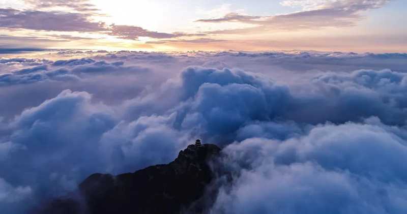“君子退隱。天下有山，遁。君子以遠(yuǎn)小人，不惡而嚴(yán)?！?jpg