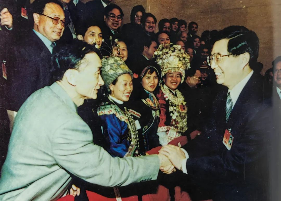 2002年全國人大，胡錦濤總書記和鄒開良親切握手.jpg