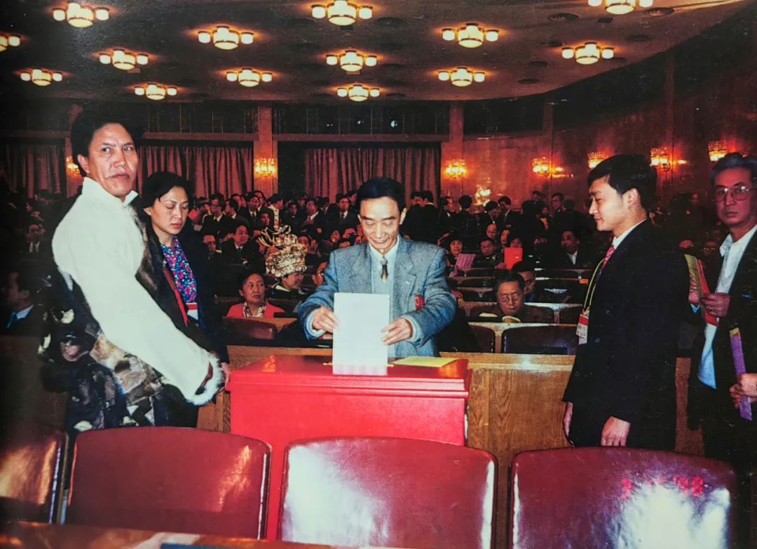 鄒開良在履行人民代表的神圣職責.jpg