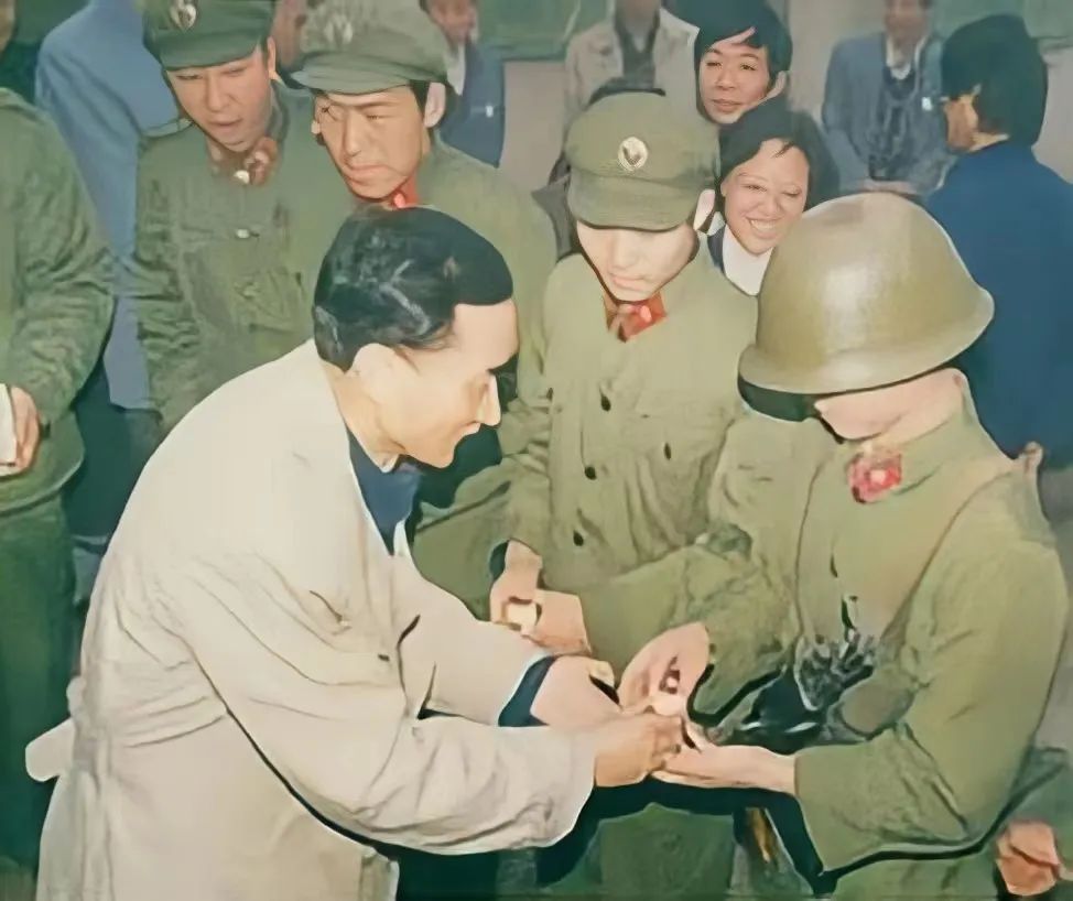 鄒開良和他的同事們，以那個年代特有的決心和膽識，在風口浪尖艱難前行，為茅臺酒廠后來走向現(xiàn)代化企業(yè)，實現(xiàn)跨越式發(fā)展奠定了良好基礎(chǔ)。.jpg
