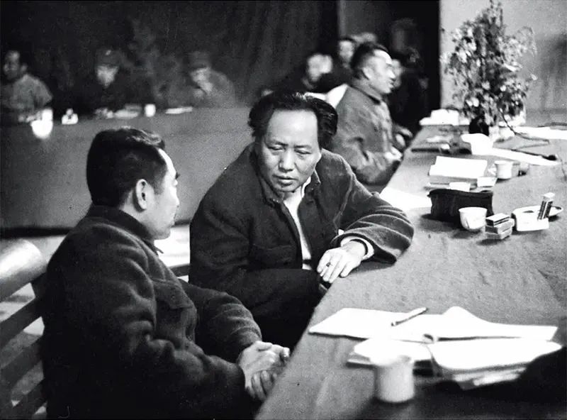 1945年召開的黨的七大，確立毛澤東思想為黨的指導(dǎo)思想，使全黨在思想上政治上組織上達到空前統(tǒng)一和團結(jié)。圖為毛澤東、周恩來、朱德同志在七大主席臺上 圖源：新華社.jpg