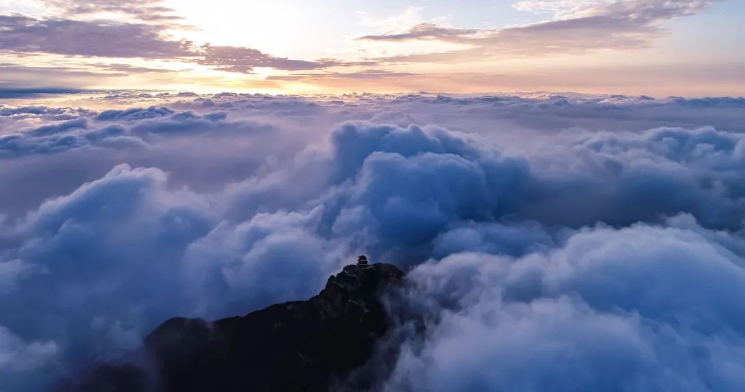 “君子退隱。天下有山，遁。君子以遠(yuǎn)小人，不惡而嚴(yán)?！?jpg