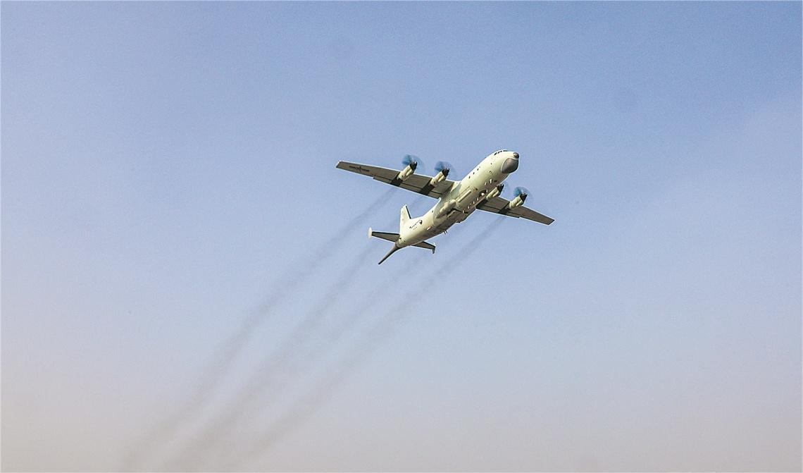 戰(zhàn)機(jī)加速升空。.jpg