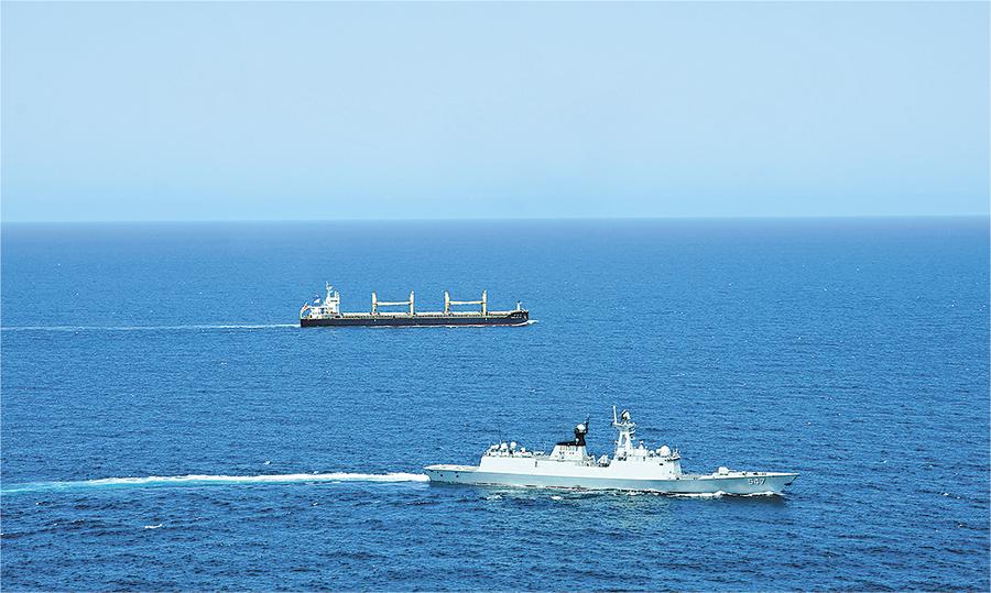 編隊臨沂艦護送“中興門”號航行。胡佳杰 攝.jpg