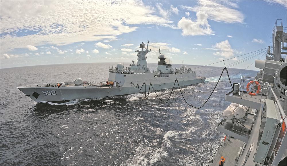 近日，中國海軍第44批護航編隊在前往亞丁灣、索馬里海域途中順利完成液貨補給，這是該批護航編隊起航以來首次進行海上補給。.jpg