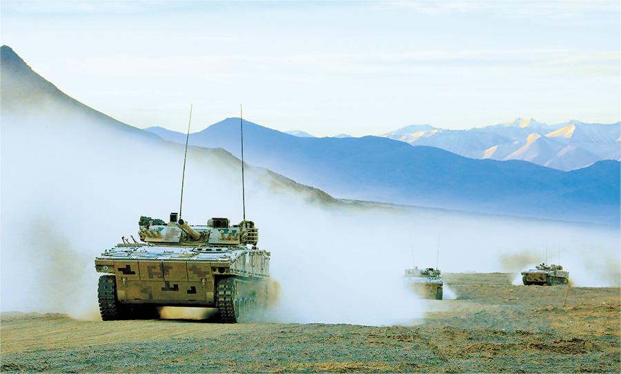陸軍某旅組織裝甲分隊機動訓練.jpg