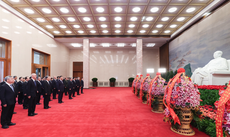 12月26日，中共中央在北京人民大會(huì)堂舉行紀(jì)念毛澤東同志誕辰130周年座談會(huì)。座談會(huì)前，習(xí)近平、李強(qiáng)、趙樂際、王滬寧、蔡奇、丁薛祥、李希、韓正等領(lǐng)導(dǎo)同志來到毛主席紀(jì)念堂瞻仰毛澤東同志遺容。.jpg