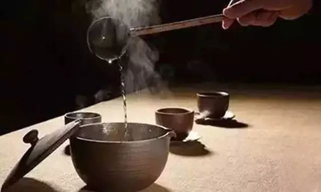 無(wú)論時(shí)代如何變遷，人們對(duì)酒的情感和對(duì)友情的珍視從未改變。在寒冷的冬日里，不妨與好友一同舉杯，讓酒的暖意驅(qū)散寒冷，讓友情溫暖我們的心靈。.jpg