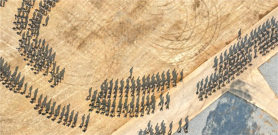 第74集團(tuán)軍某旅黨委強(qiáng)化領(lǐng)戰(zhàn)意識(shí)，帶領(lǐng)官兵掀起訓(xùn)練熱潮。官兵全副武裝奔向戰(zhàn)位。.jpg